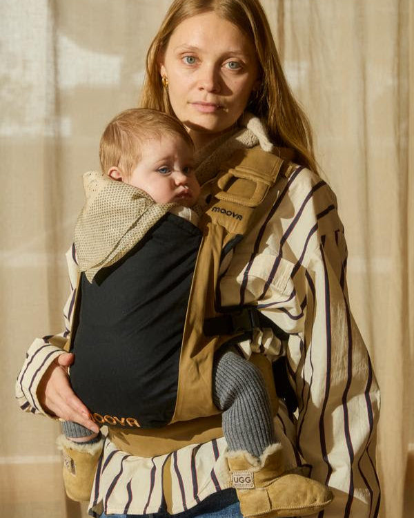 MOOVA Babytrage mit extra viel Bewegungsfreiheit