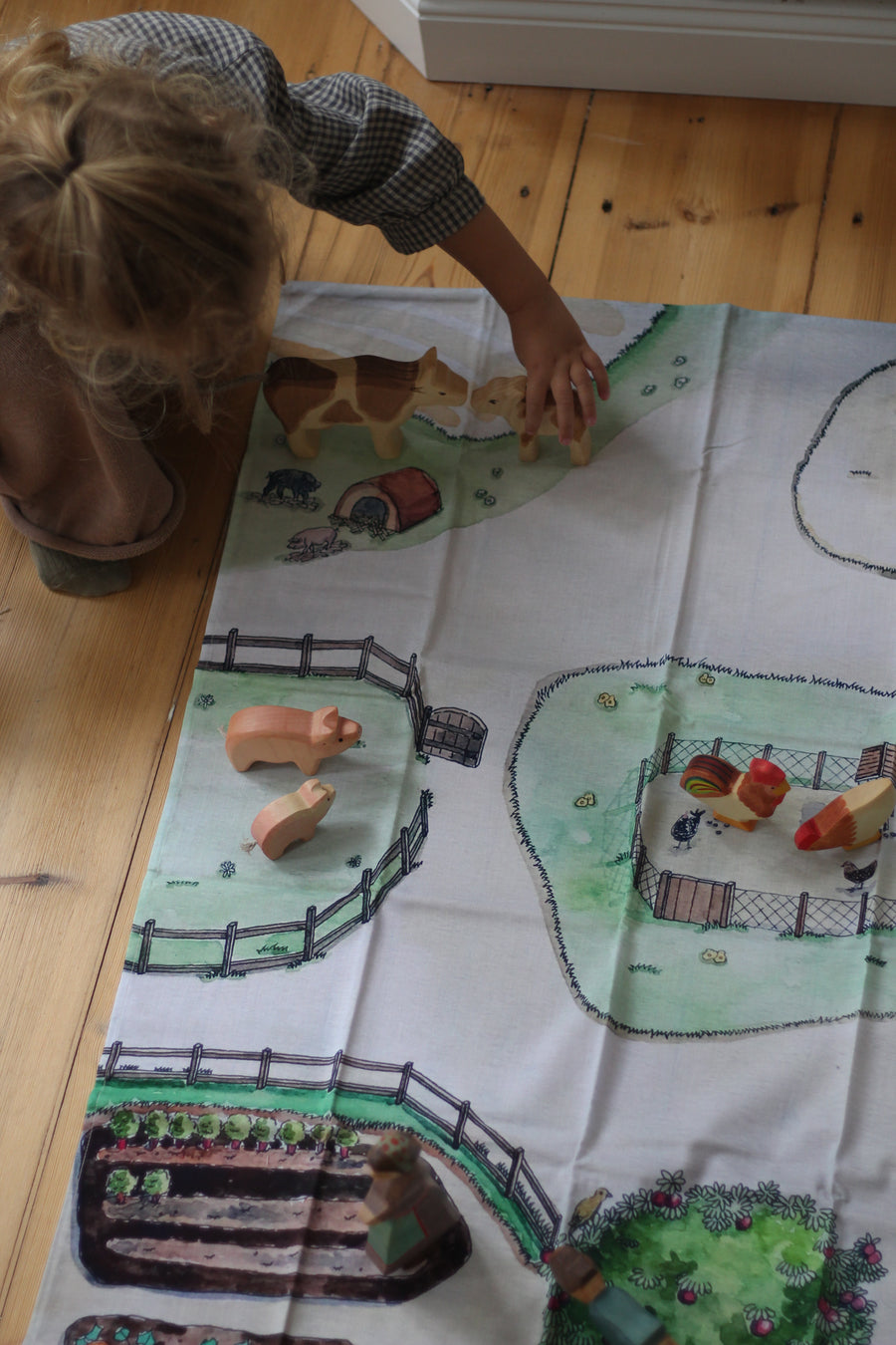 Waldorfinspiriertes Spielset Bauernhof mit Holztieren und Spieltuch
