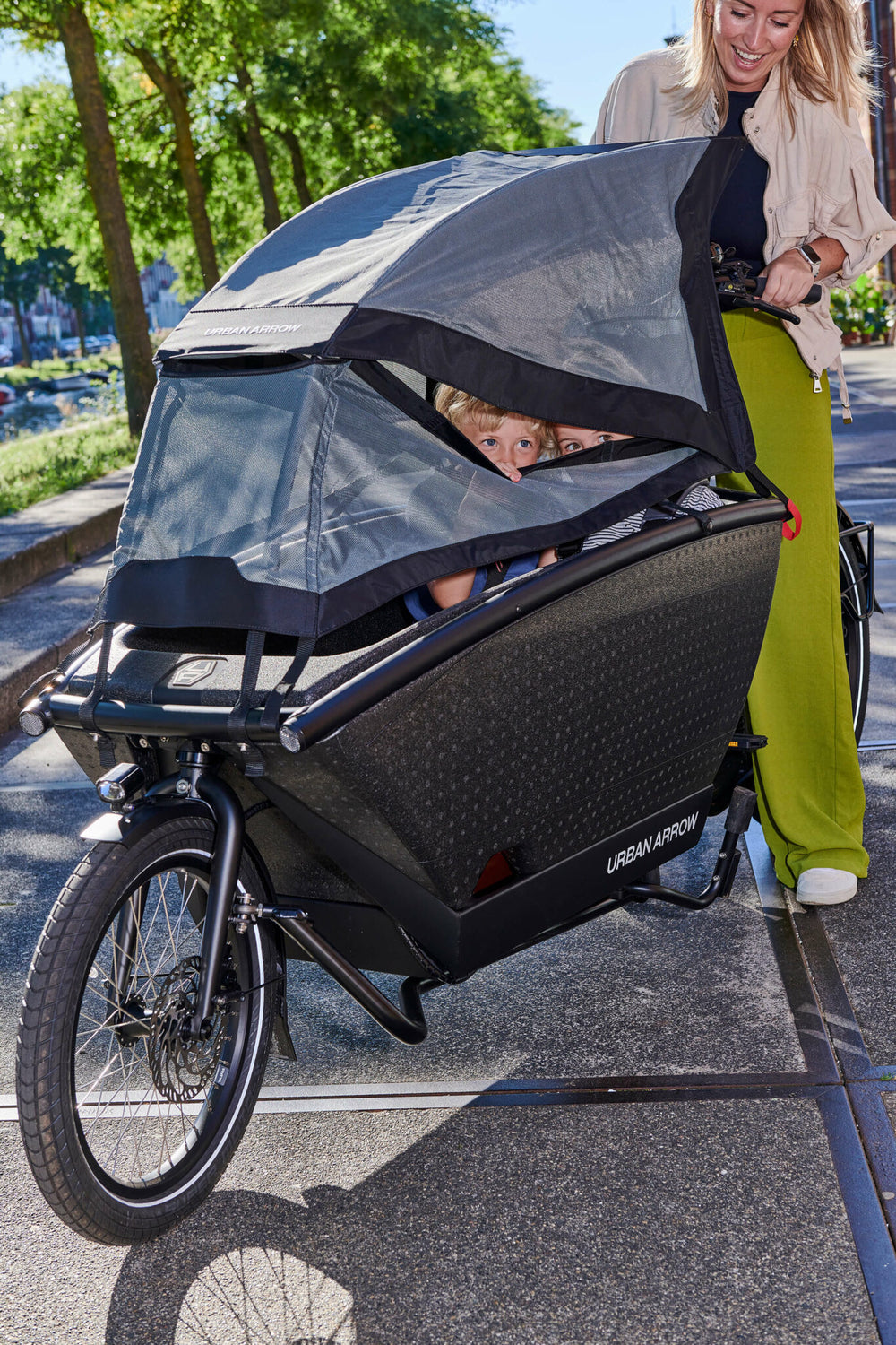 fahrradanhänger sonnenschutz URBAN ARROW Family Sonnenschutz mieten & testen, Kaufoption inkl
