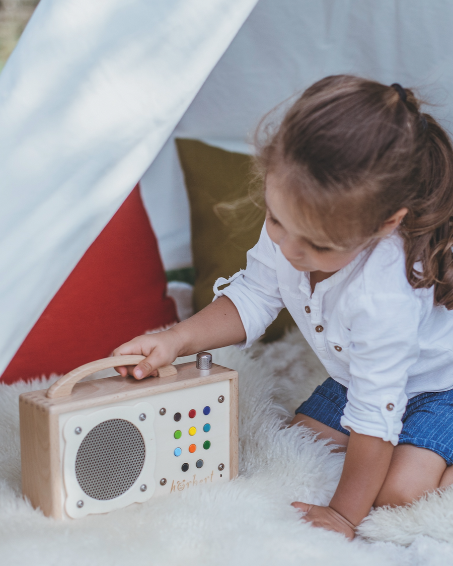 hörbert Musikbox aus Holz mit Mikrofon