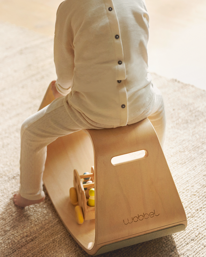 WOBBEL Up Schaukelstuhl Transparent Lackiert mit Filz Wobbel