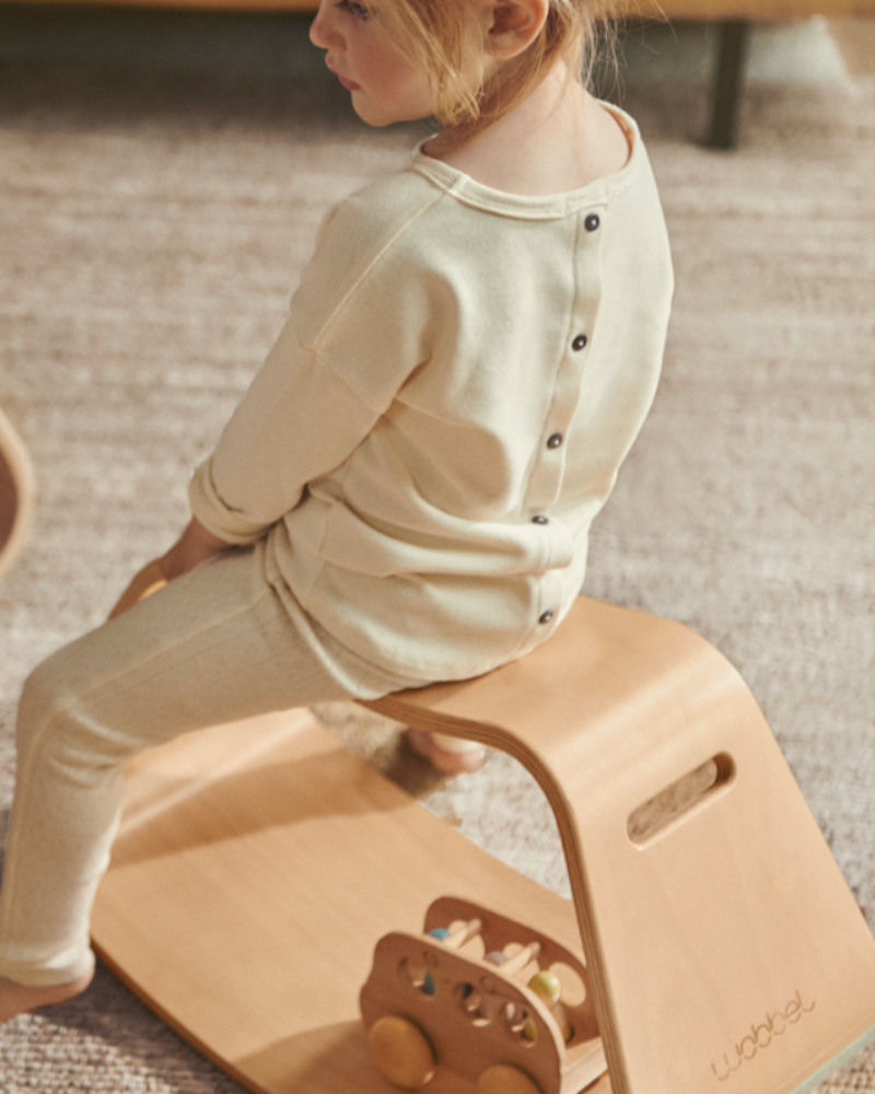 WOBBEL Up Schaukelstuhl Transparent Lackiert mit Filz Wobbel