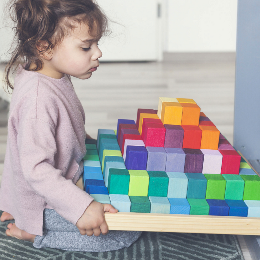 GRIMM'S Große Stufenpyramide mit Regenbogenfreunden Grimms