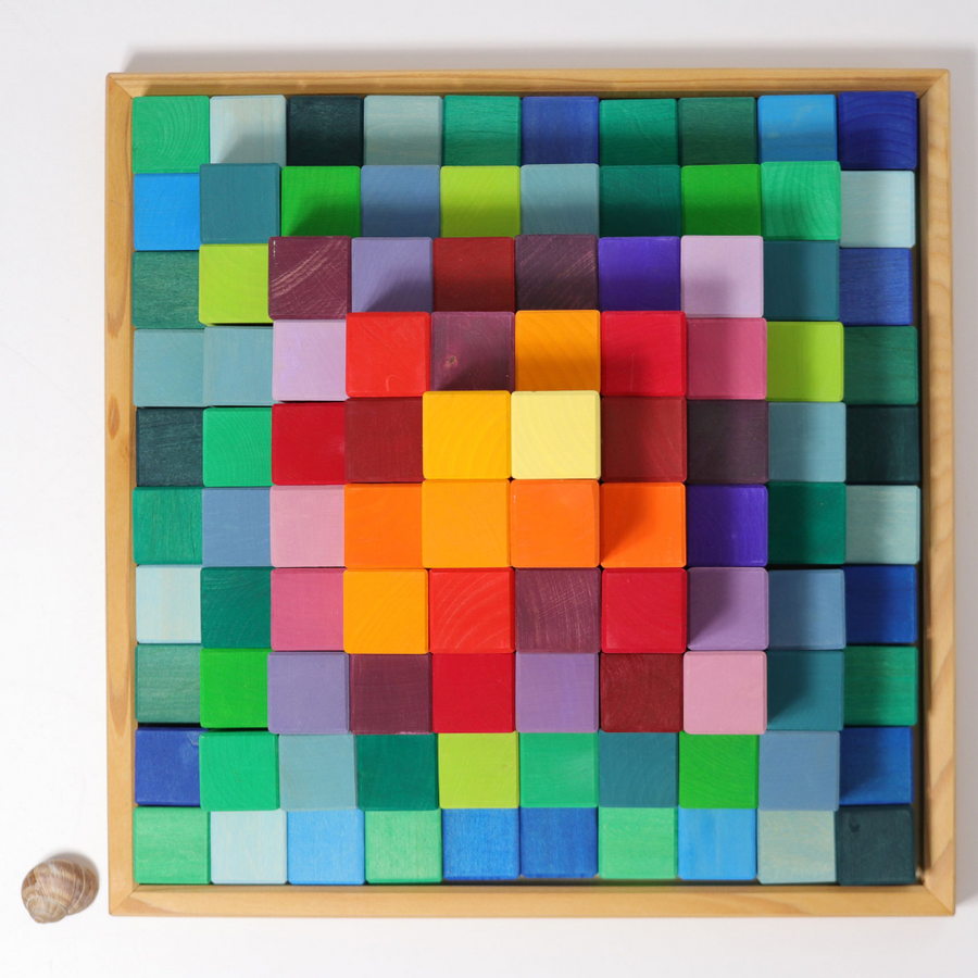 GRIMM'S Große Stufenpyramide mit Regenbogenfreunden Grimms