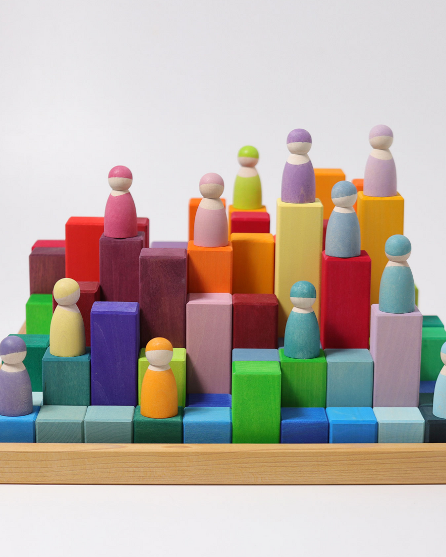 GRIMM'S Große Stufenpyramide mit Regenbogenfreunden Grimms